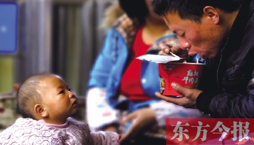 　候车室，一名归乡的宝宝，被香辣桶面中的香气所引诱