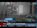 连踢带打八分钟 男子暴打继母被拘