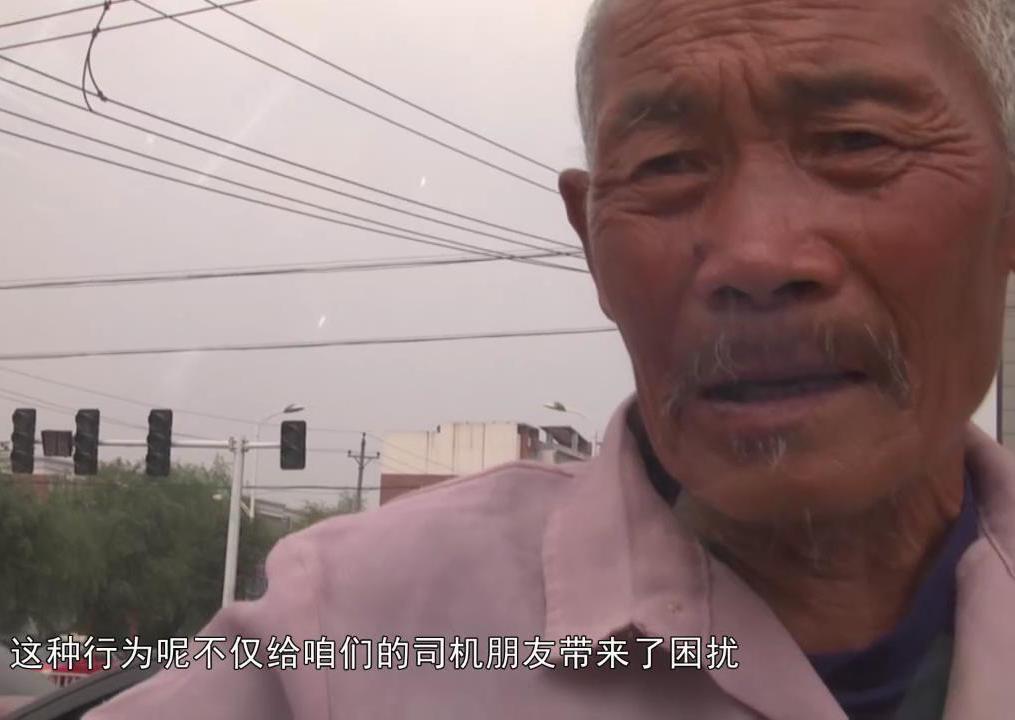 热点话题：红绿灯下的乞讨者