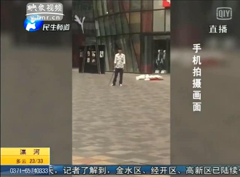 实拍男子持刀北京三里屯优衣库门口砍人