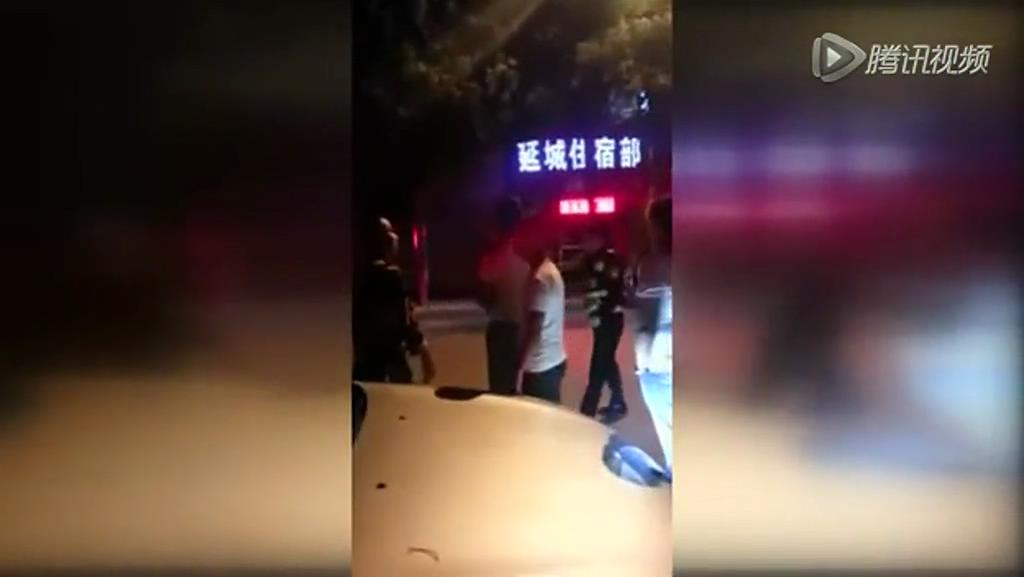 延安执勤交警被一男子狂扇耳光