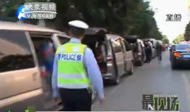 “我弄死你”嚣张黑车骂交警