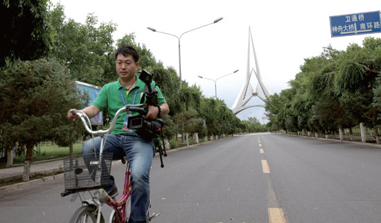 张国超借来自行车“奔赴”报道现场