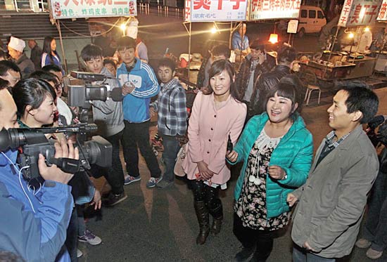 今报读者“乖乖雁”（左）、“骑士牛仔”（右）和香香一起录制《香香美食》