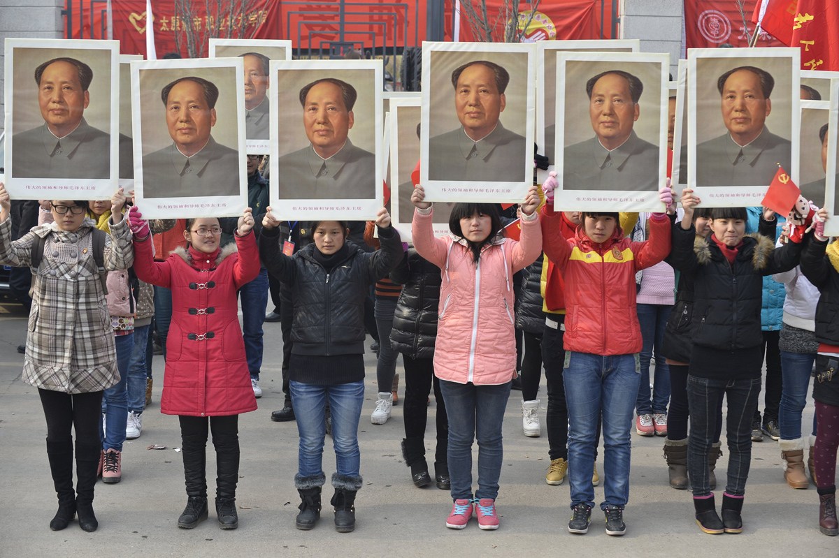 太原纪念毛泽东 学生捧毛泽东画像唱红歌