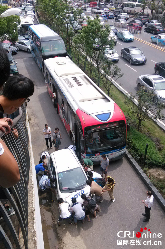 公交车乘客抬开“霸道”拦路小车