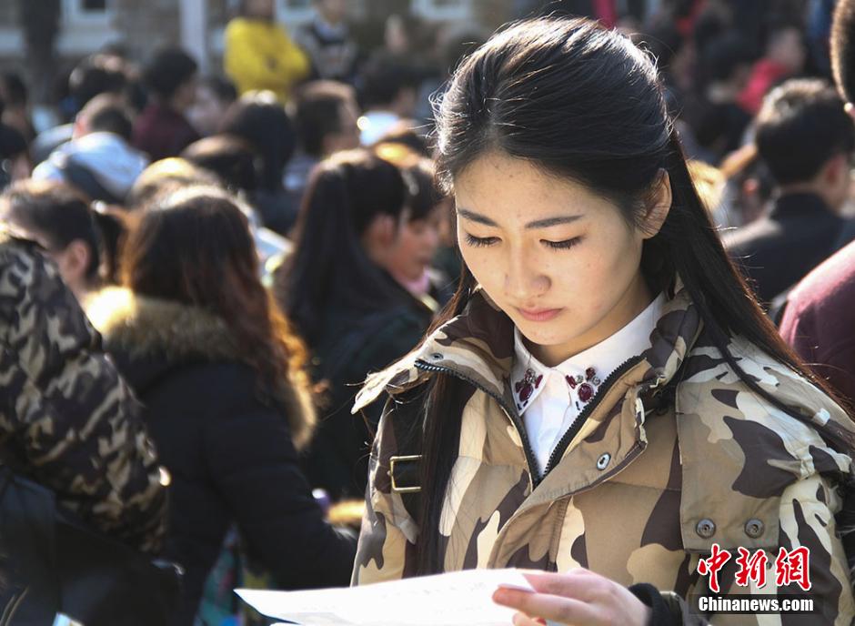 南京艺术学院艺考报名 考生帅气靓丽惹人眼球