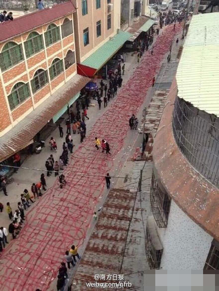 广东汕头一村庄“接神”鞭炮铺满整条街