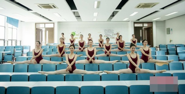 浙江女大学生拍一字马毕业照