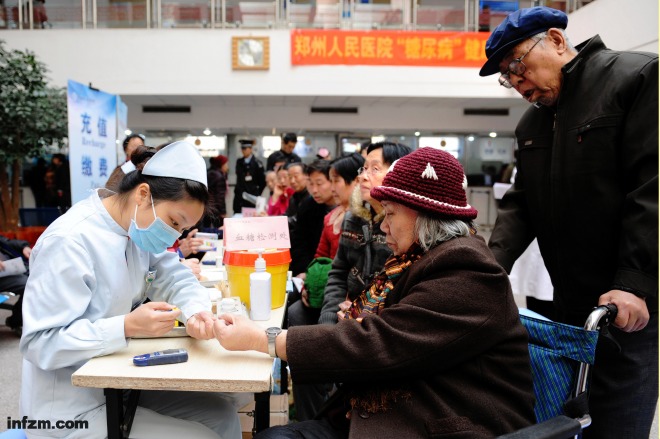 图为一位市民在糖尿病义诊活动上化验血糖。