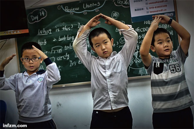 州某民间英语教学机构，小学生在放学后继续参加晚上的英语培训班。