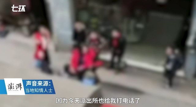 重庆一女子当街掌掴多个“红领巾”，知情人：警方已介入