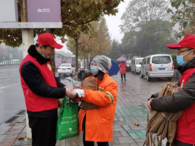 雨雪纷纷寒意深 暖心服务爱心驿站暖人心